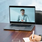 Kamera, światło, praca! Jak przygotować się do rozmowy rekrutacyjnej online i wygrać z konkurencją