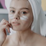 Pożegnaj przesuszoną cerę: 7 błędów, których unikaj, by przywrócić skórze miękkość i blask