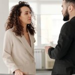 Od napięcia do współpracy: jak przeprowadzić konstruktywną rozmowę o poprawie wyników z pracownikiem