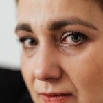 Odwaga zostania na miejscu: sztuka bycia z trudnymi emocjami